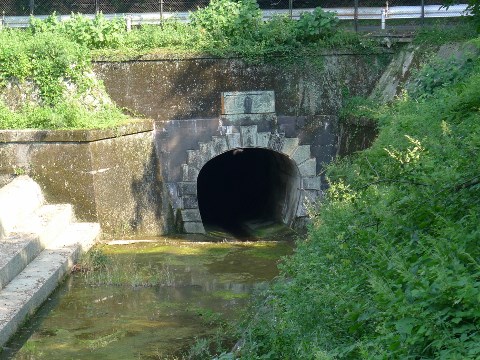 ＜下関市水道局内日第二貯水池溢水隧道入口＞画像