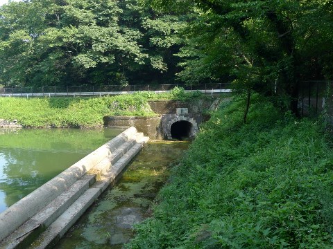 ＜下関市水道局内日第二貯水池溢水隧道入口＞画像